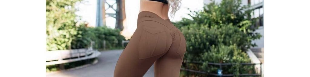 mulher de calça marrom com bioplastia de glúteos