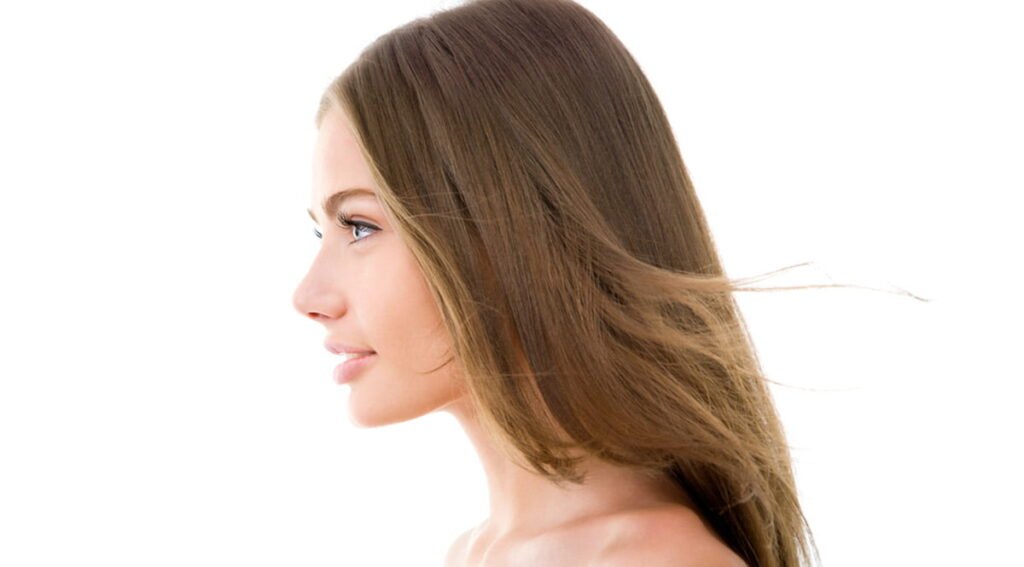 mulher com nariz bonito pós rinomodelação com preenchimento