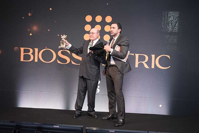 Dr Roberto Chacur entrega estatua para dr almir nacul